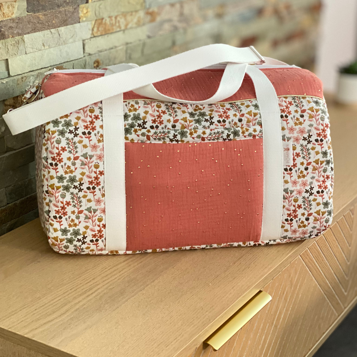 Terrakotta-Wickeltasche mit Blumen aus der LOUISE-Kollektion