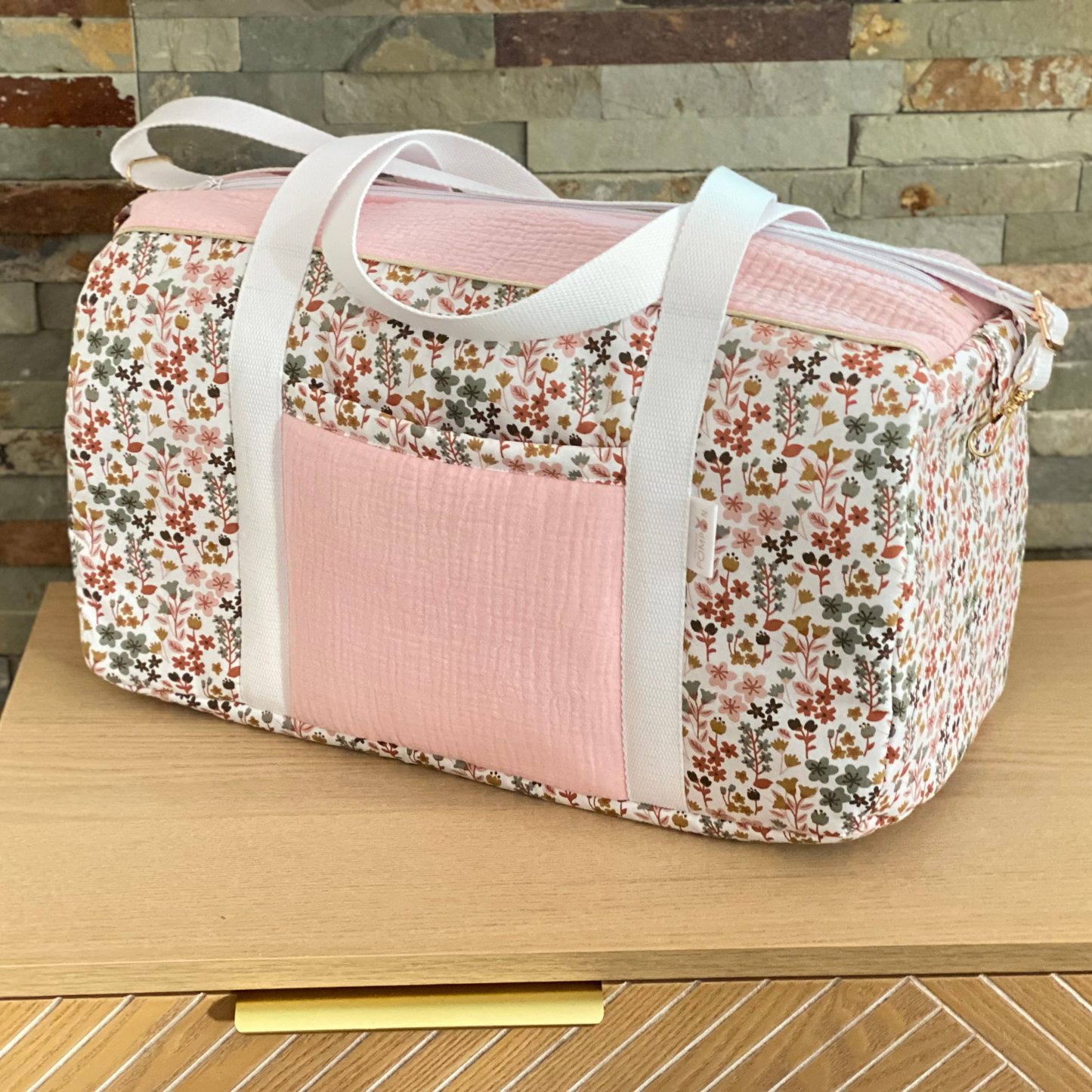 sac à langer en coton fleuri et gaze de coton uni rose