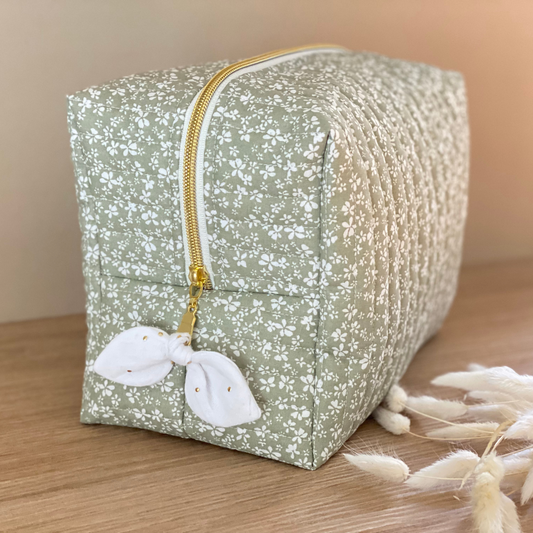 Trousse de toilette vert sauge matelassée à fleurs