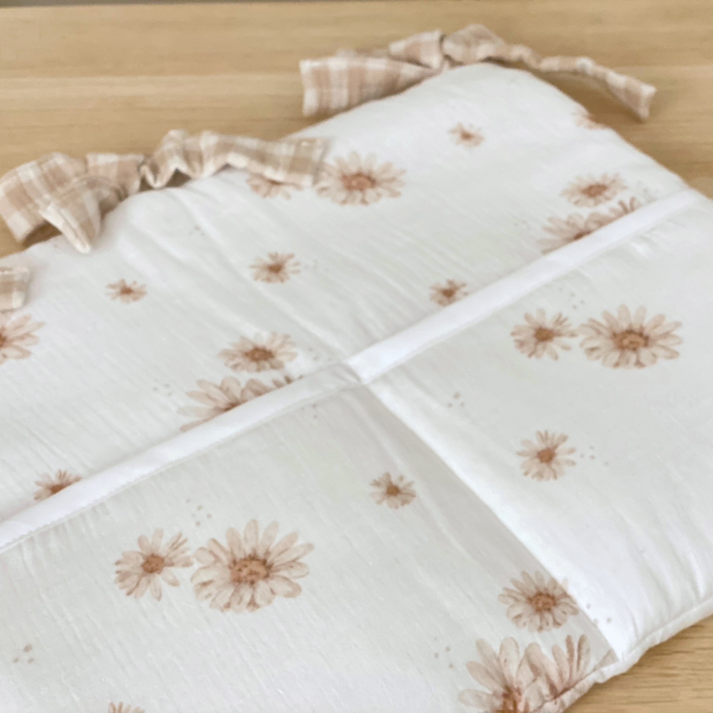 Range doudou pour lit bébé en gaze de coton marguerite et vichy beige