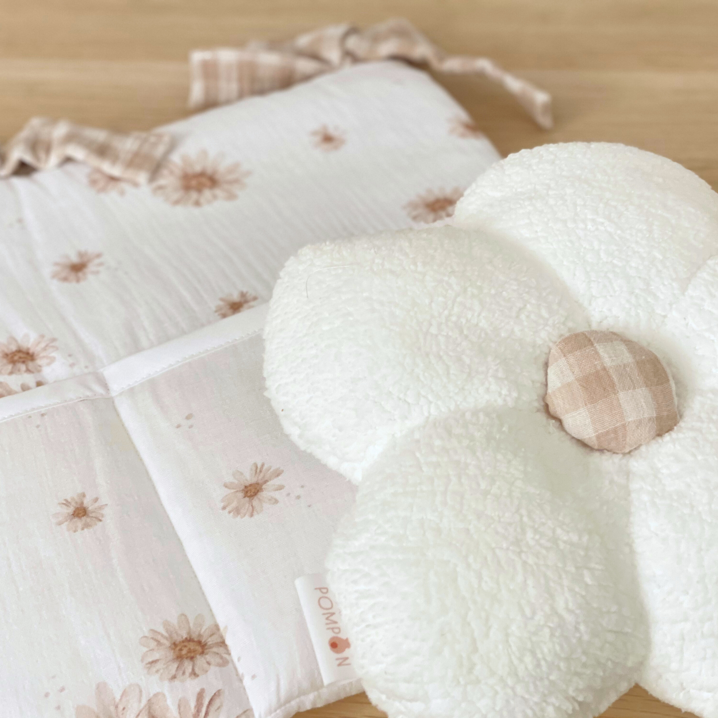 Range doudou pour lit bébé en gaze de coton marguerite et vichy beige