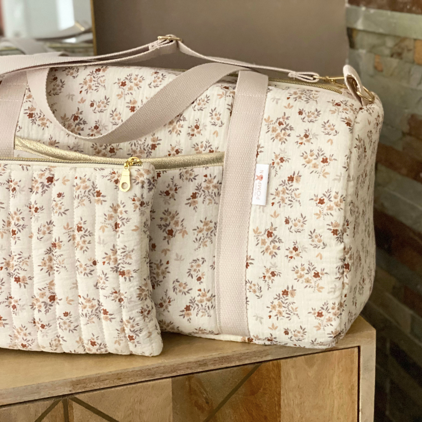 Wickeltasche aus beiger und goldener Baumwollgaze mit Blumen