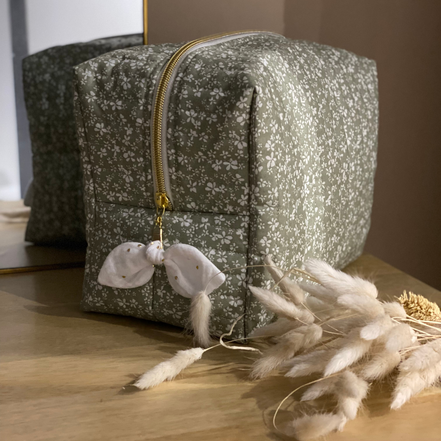 trousse de toilette matelassée verte à fleurs blanches