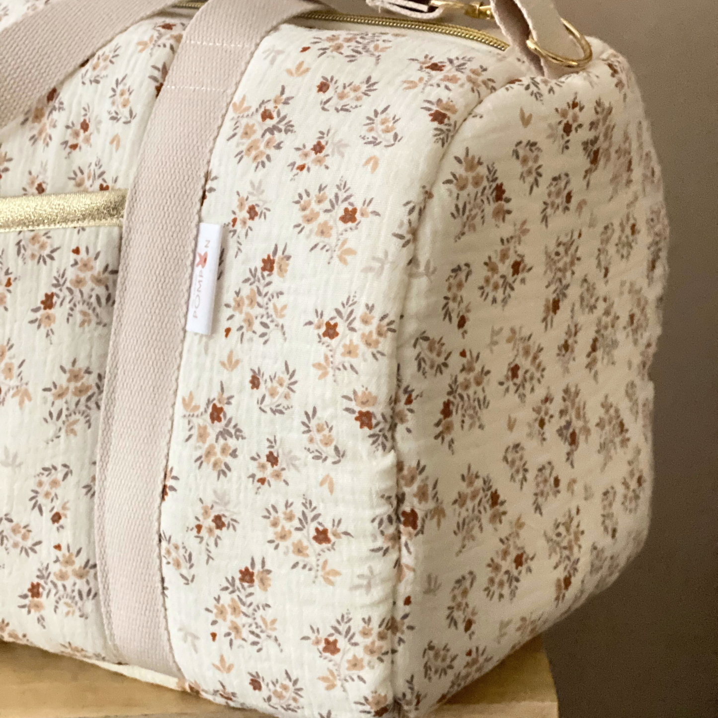 Wickeltasche aus beiger und goldener Baumwollgaze mit Blumen