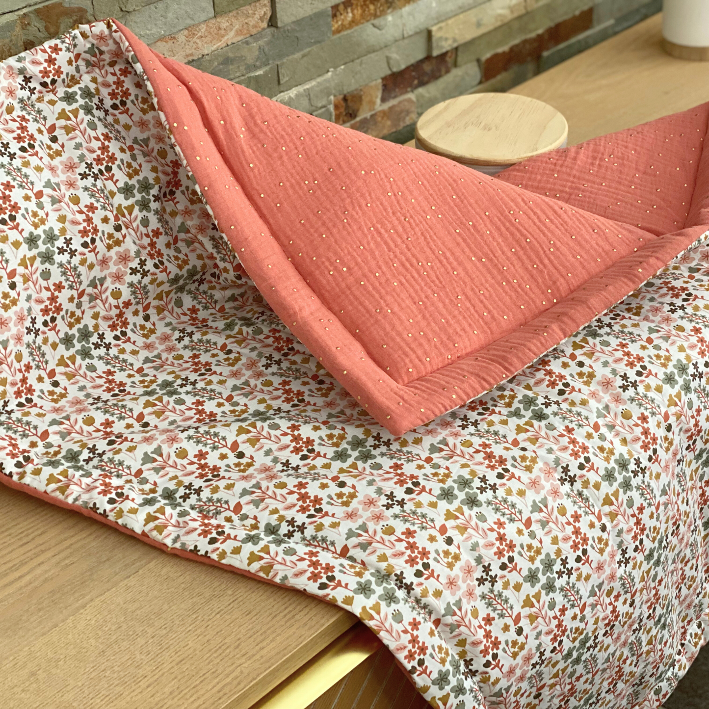 Anpassbare Babydecke aus Terrakotta-Baumwollgaze mit Blumen aus der Louise-Kollektion