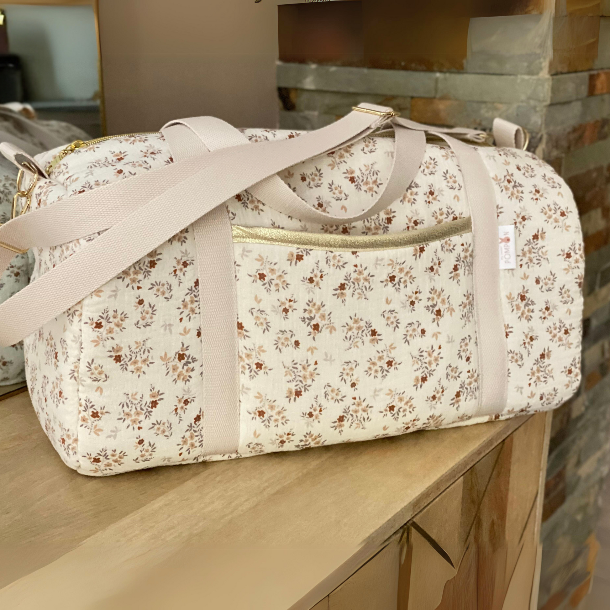 sac à langer écru avec fleurs beige et terrecuite