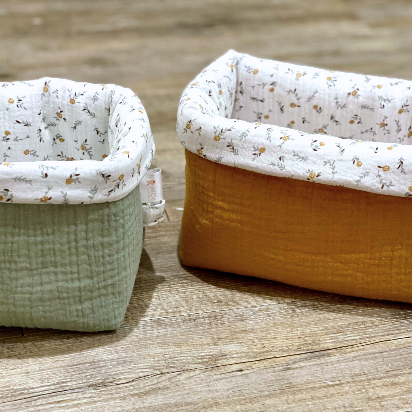 Paniers de rangement pour couches et produits de soin bébé en gaze de coton vert de gris et camel Collection Côme