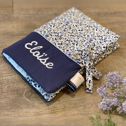 Protège carnet de santé personnalisable bébé fille fleurs bleues Collection Eloïse