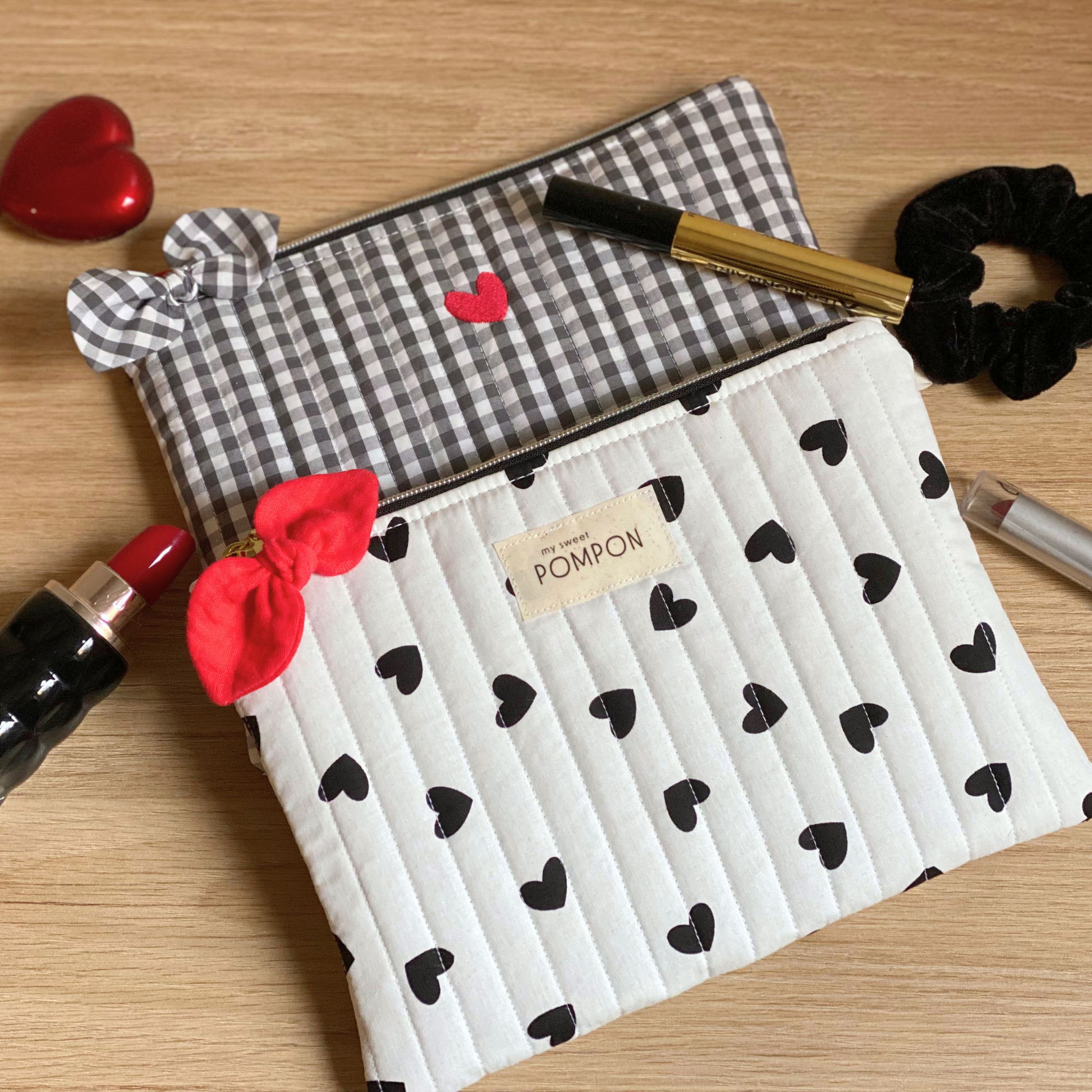 trousse plate matelassée noir et blanche avec motif coeur